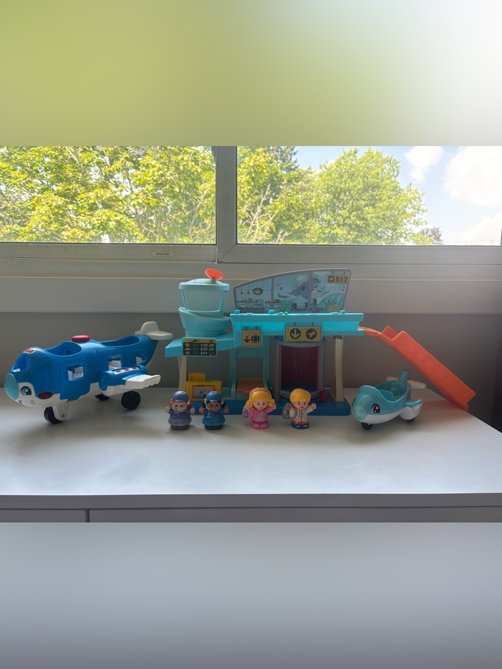 Fisher price little people airport planes pilot passengers mix of vintage/newer